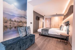 une chambre d'hôtel avec un lit et un canapé dans l'établissement Hotel Val Di Sole, à Mezzana