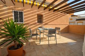 Balkon lub taras w obiekcie Punta Prima Pleasure with private parking in a gated community close to the beach
