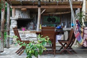 una cocina al aire libre con 2 sillas y una mesa en LA FREIRESSA, en Saint-Jean-des-Ollières 10 fotos más