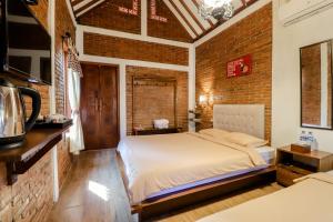 Un pat sau paturi într-o cameră la Omah Teras Bata Guesthouse