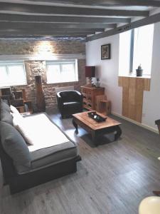uma sala de estar com um sofá e uma mesa de centro em Wood Stone and Wine em Beaune
