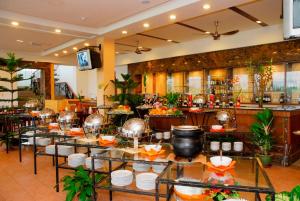 un ristorante con un sacco di piatti sui tavoli di Eastwood Valley Golf & Country Club a Miri