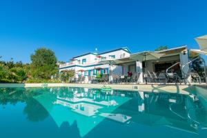 Бассейн в Akis Villa Studios & Apartment with Pool by Hotelius или поблизости