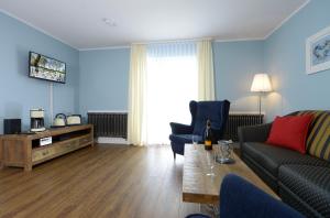 - un salon avec un canapé et une table dans l'établissement Strandhafer, à Boltenhagen