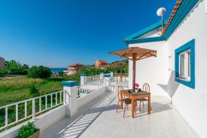 Балкон или терраса в Akis Villa Studios & Apartment with Pool by Hotelius