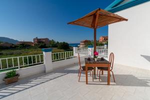 Балкон или терраса в Akis Villa Studios & Apartment with Pool by Hotelius