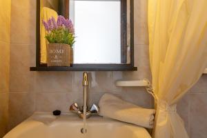 Ванная комната в Akis Villa Studios & Apartment with Pool by Hotelius