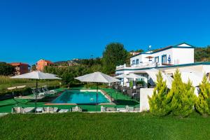 Бассейн в Akis Villa Studios & Apartment with Pool by Hotelius или поблизости