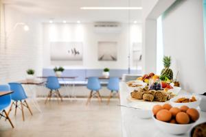 una cocina con una mesa con comida. en Privée Santorini, en Perissa