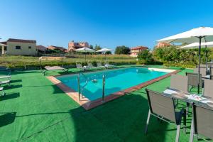 Бассейн в Akis Villa Studios & Apartment with Pool by Hotelius или поблизости
