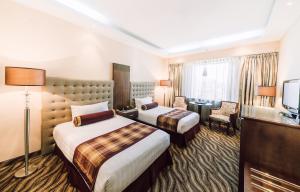Letto o letti in una camera di Chinggis Khaan Hotel