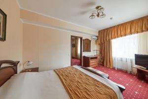 Un pat sau paturi într-o cameră la Hotel Tsentralnaya (former Chernigov)