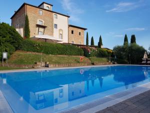 The swimming pool at or close to Appartamenti AVA e TEGRINO nell'antica dimora di Fulignano