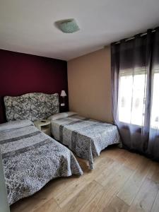 A bed or beds in a room at Hotel Restaurante Las Galias