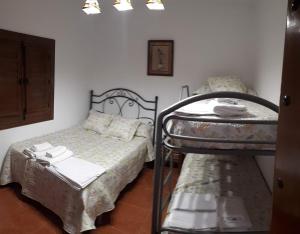 A bed or beds in a room at Las Casitas de los Cano
