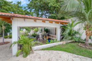 Casa con patio con mesa y palmeras en Oceanica 827 en Playa Flamingo