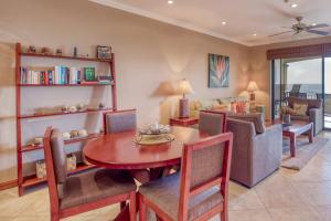 sala de estar con mesa, sillas y sofá en Oceanica 827 en Playa Flamingo