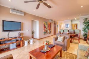 sala de estar amplia con TV de pantalla plana. en Oceanica 827 en Playa Flamingo