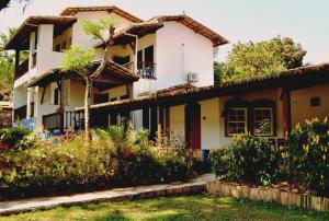 a house with a garden in front of it at Pousada Casa da Geleia in Lençóis
