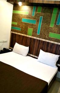 Un pat sau paturi într-o cameră la Hotel Shambuji