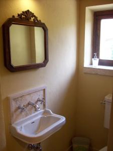 a bathroom with a sink and a mirror on the wall at Villa Chiara in Pergine Valdarno