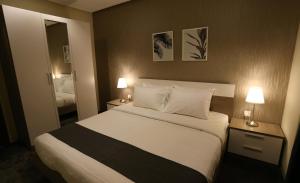
سرير أو أسرّة في غرفة في Le Paris Residency
