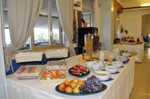 - un buffet de plats à table avec des fruits et des légumes dans l'établissement Hotel Ristorante La Scogliera - NUOVA GESTIONE, à Piraino