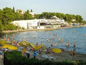 um grupo de pessoas na água em uma praia em Apartment Centar em Split