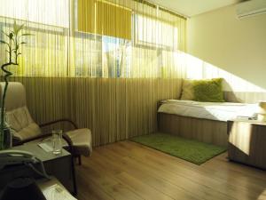 una piccola stanza con un letto e una finestra di Garni Hotel Tri O a Kragujevac