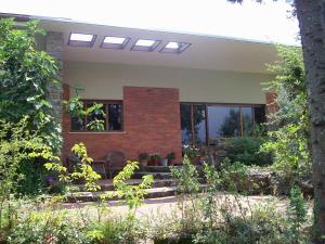 ein Backsteinhaus mit Fenstern und Pflanzen im Hof in der Unterkunft Villa Chiara in Pergine Valdarno