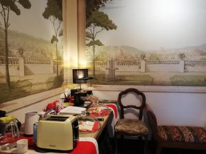 comedor con mesa y microondas en Leonardo Rome Holidays, en Fiumicino