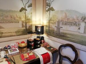 um quarto com uma mesa com comida e uma janela em Leonardo Rome Holidays em Fiumicino