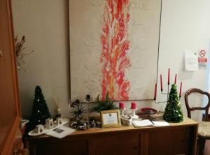 una mesa con árboles de Navidad y velas en ella en Leonardo Rome Holidays, en Fiumicino