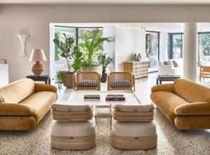 uma sala de estar com dois sofás e uma mesa em Cretan Malia Park a Member of Design Hotels em Malia