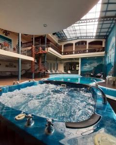 una bañera de hidromasaje en medio de una piscina en Hotel Princi i Arberit, en Pristina