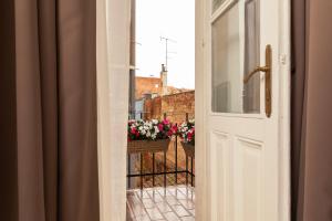 eine offene Tür zu einem Balkon mit Blumen in der Unterkunft Luxury rooms Tilia in Zagreb