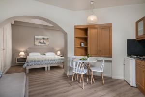 Posteľ alebo postele v izbe v ubytovaní Alianthos Suites