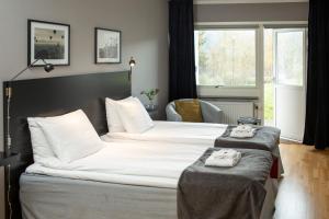 Säng eller sängar i ett rum på Hotell Solhem Park