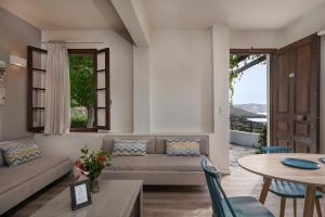 Posedenie v ubytovaní Alianthos Suites