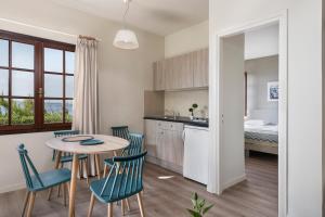 Kuchyňa alebo kuchynka v ubytovaní Alianthos Suites