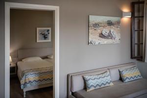 Posteľ alebo postele v izbe v ubytovaní Alianthos Suites
