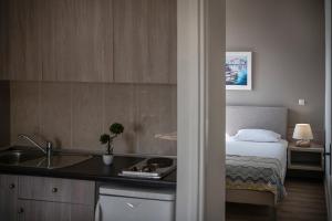 Posteľ alebo postele v izbe v ubytovaní Alianthos Suites