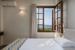 Posteľ alebo postele v izbe v ubytovaní Alianthos Suites + 37 fotografií