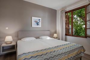 Posteľ alebo postele v izbe v ubytovaní Alianthos Suites
