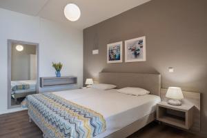 Posteľ alebo postele v izbe v ubytovaní Alianthos Suites