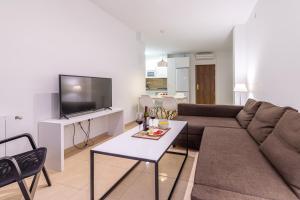 A television and/or entertainment centre at FUN BUILDING APARTMENTS by HOMEABOUT
