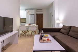 A seating area at FUN BUILDING APARTMENTS by HOMEABOUT