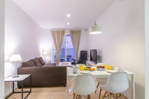 A seating area at FUN BUILDING APARTMENTS by HOMEABOUT