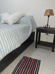 um quarto com uma cama com uma mesa de cabeceira e uma mesa de cabeceira em TODO EL CENTRO A TUS PIES em Formosa