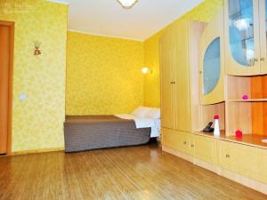トゥーラにあるInndays on Dm. Ulaynova (эконом)の黄色い壁のベッドルーム1室(ベッド1台付)